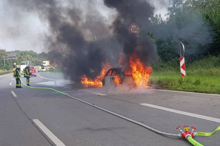 PKW-Brand auf der A43 mit einem Verletzten