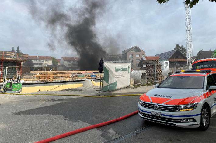 Flammen und Rauch auf einer Baustelle in Steinhausen