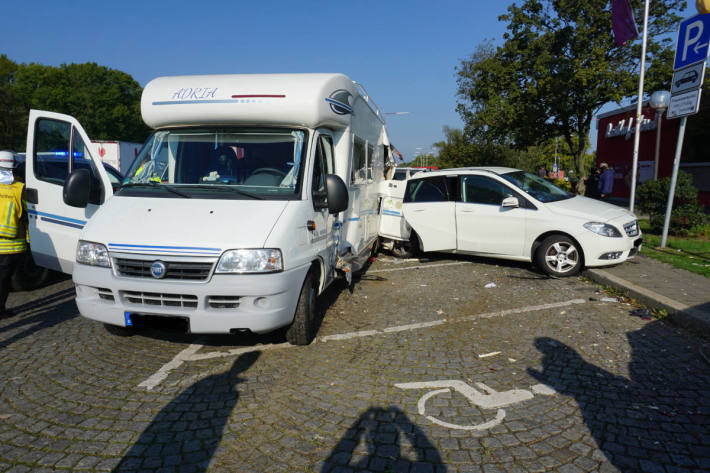 Verkehrsunfall auf dem Rastplatz Hösel auf der A3 mit vier verletzten Personen