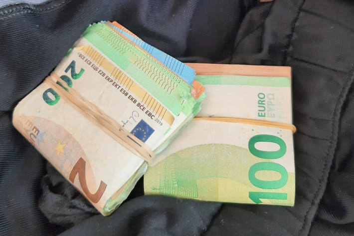Aus welchen Quellen dieses Bargeld stammt wird von der Polizei geprüft.