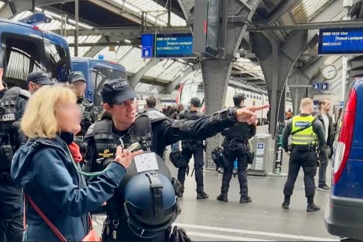 Die Polizei hatte heute einiges in Zürich zu tun. Die Kantonspolizei Zürich unterstützte die Stadtpolizei Zürich am 1. Mai.