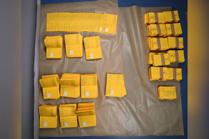 Mutmaßliche Fälscherwerkstatt mit mehr als 800 Impfausweisen ausgehoben