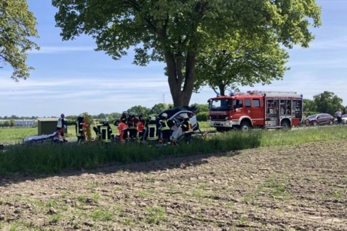 Feuerwehrleute befreiten die Frau aus dem Wrack