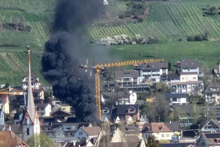 Dunkle Rauchsäule am Himmel