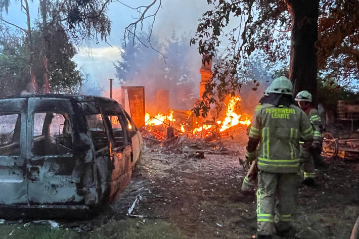 Die Laube brannte bereits in voller Ausdehnung beim Eintreffen der Feuerwehr.