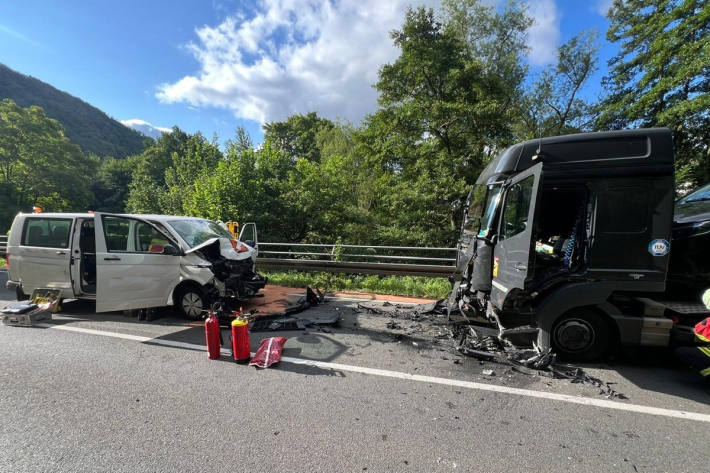 Gesamtbild der Kollision nach Eintreffen der Rettungskräfte.