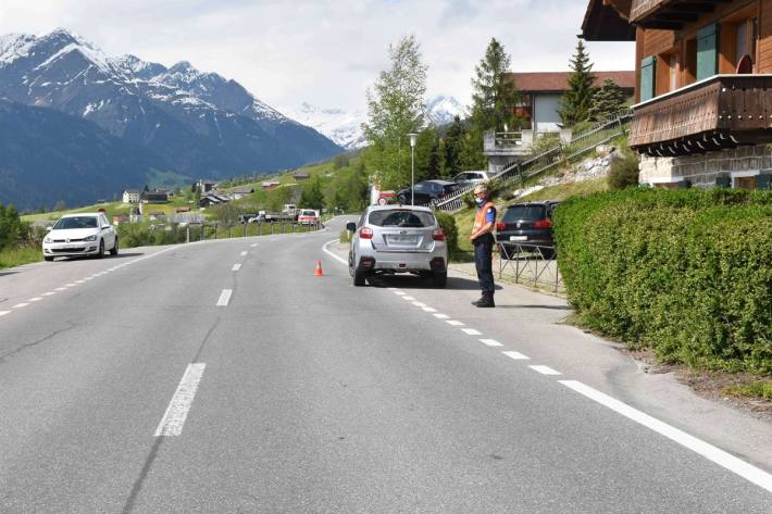 Der Mann wurde beim Unfall in Degen GR gegen die Windschutzscheibe des Autos geschleudert.