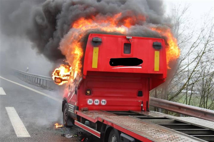 Kleintransporter in Flammen aufgegangen auf A64 bei Trierweiler