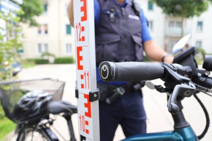 In St. Gallen ist gestern eine E-Bike-Fahrerin in eine Kollision mit einem Auto verwickelt worden.