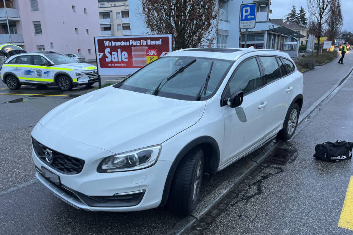 Volvo-Fahrer übersieht Fussgänger und verursacht schwere Kollision