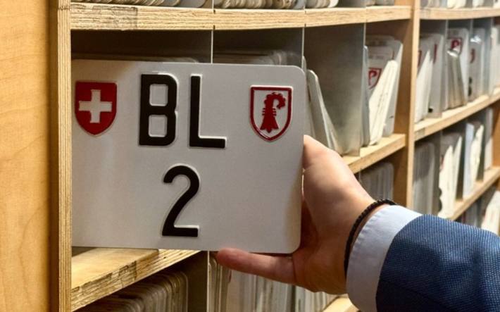 Motorrad-Kontrollschild BL 2 kommt in die Versteigerung