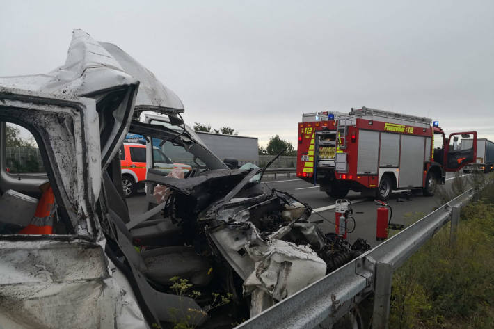 Drei Personen waren im verunfallten Kleinlastwagen.