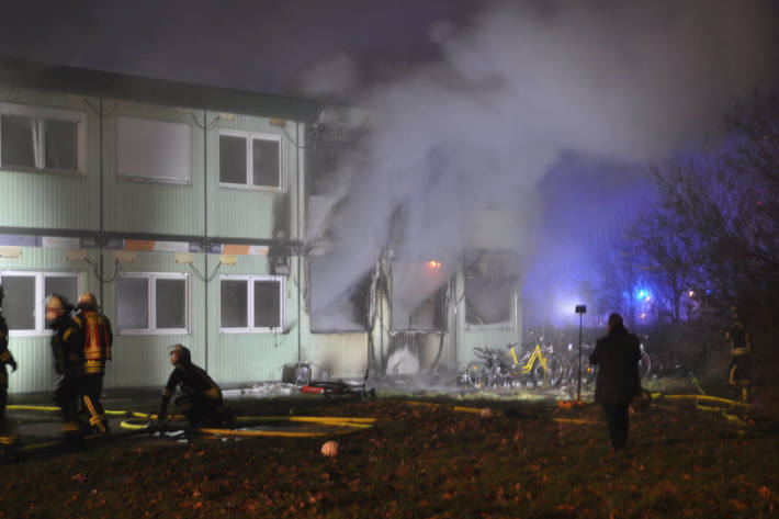 Teile einer Containerunterkunft für Flüchtlinge in Buxtehude ausgebrannt