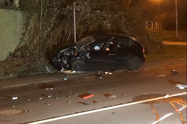 Die junge Frau wurde bei dem Unfall in Bochum verletzt und mit einem Rettungswagen zur Beobachtung in ein Krankenhaus gebracht