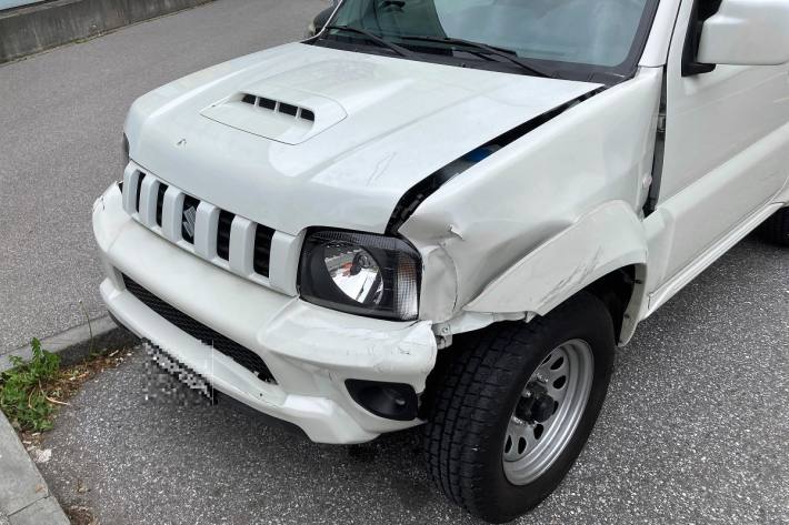 In Niederurnen GL ist ein Autolenker in die Migros-Fassade geprallt.