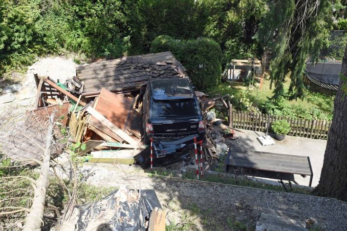 Rund zehn Meter eine Böschung hinuntergerollt