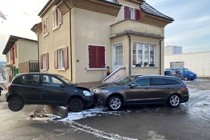 Der Wagen prallte in Bremgarten frontal gegen ein parkiertes Auto und schob dieses meterweit gegen ein Haus