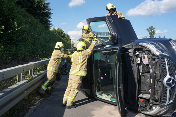 Ein Verletzter nach Überschlag eines PKW auf der A52 bei Ratingen