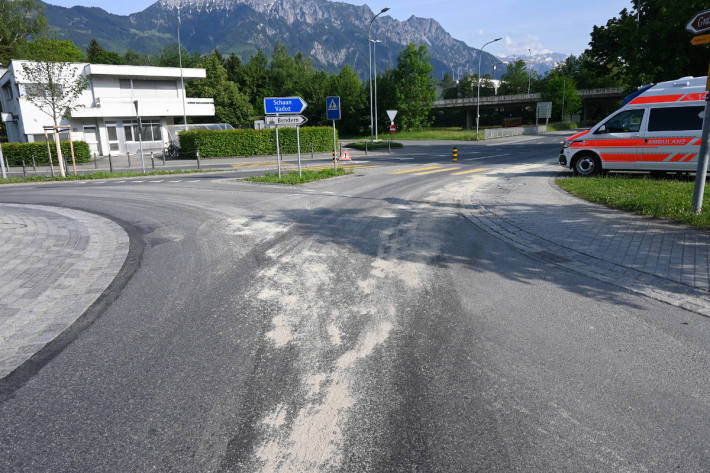 Mit Motorrad auf Ölspur ins Schleudern geraten