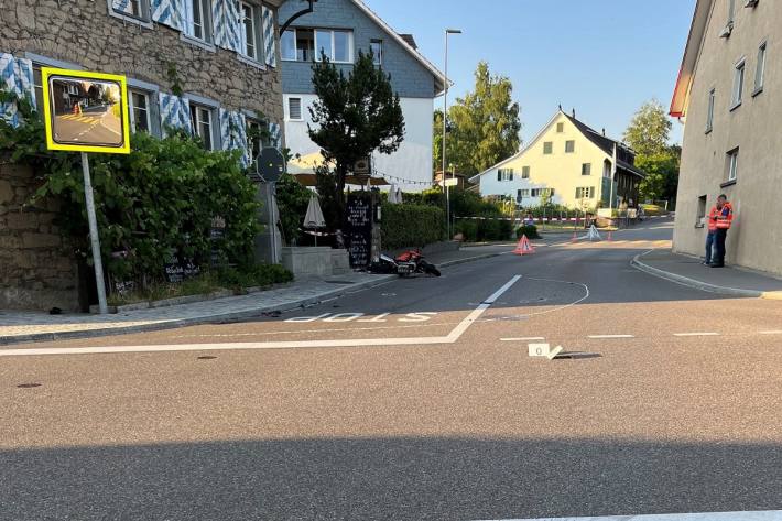 Motorradfahrer nach Unfall in Uster schwer verletzt.