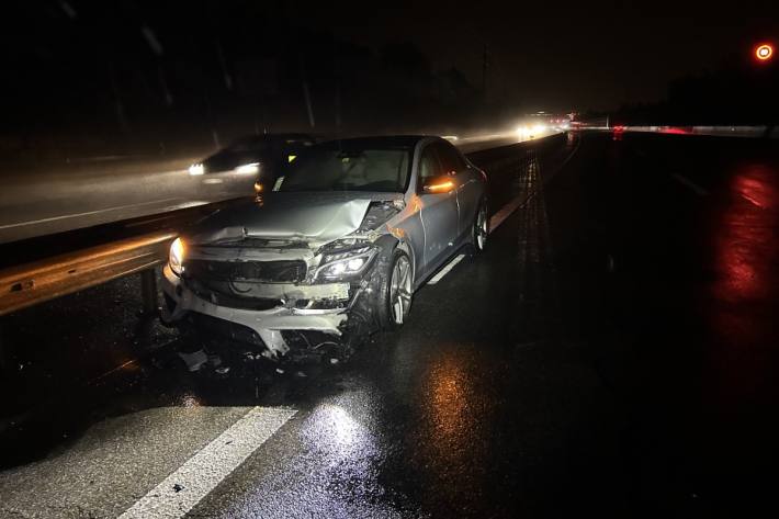 Beim Unfall in Würenlos wurde der Mercedes komplett zerstört.