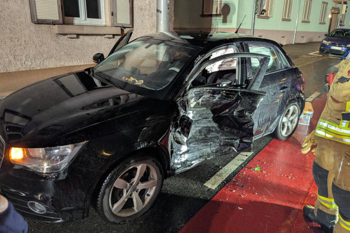 Der Pkw-Fahrer wurde bei dem Aufprall verletzt.
