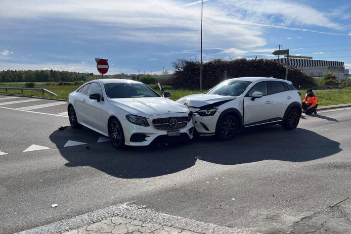 Unfall zwischen Mazda und Mercedes