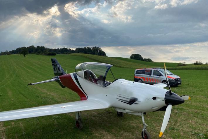 In Adligenswil LU landete am Samstag ein Flugzeug in Not auf einem Feld.
