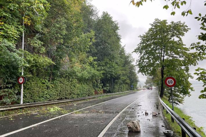 Die starken Regenfälle haben gestern bei Seewen im Kanton Schwyz zu einer Strassensperrung geführt.