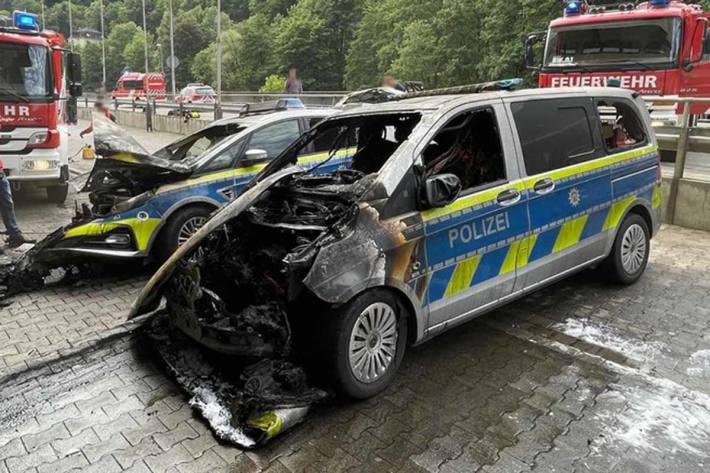 Zwei Altenaer Streifenwagen wurden bei dem Feuer zerstört