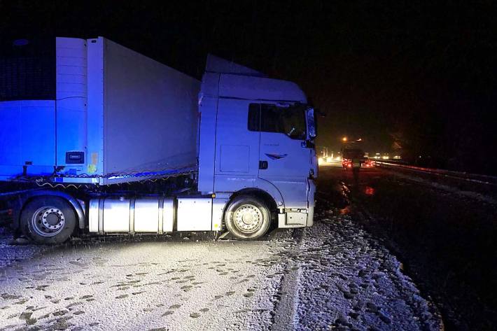 Auf der B10 bei Wilgartswiesen ist ein Sattelzug aufgrund schneeglatter Fahrbahn ins Schleudern gekommen