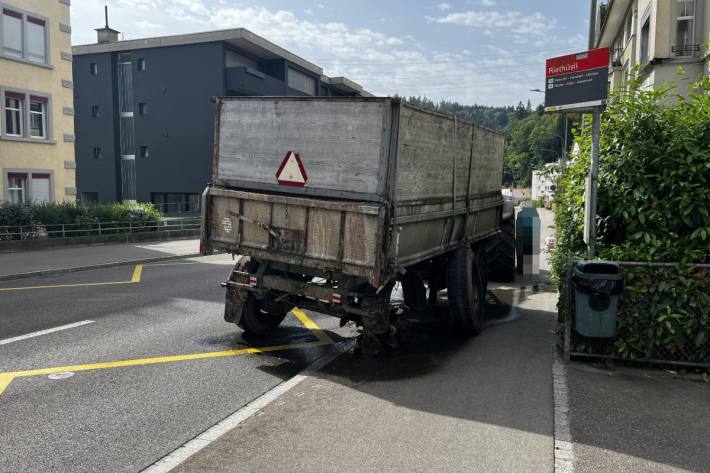 Das Gespann verlor während der Fahrt ein Rad