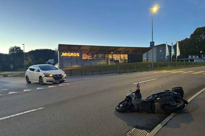 Am Roller und am Auto entstand Sachschaden von einigen tausend Franken