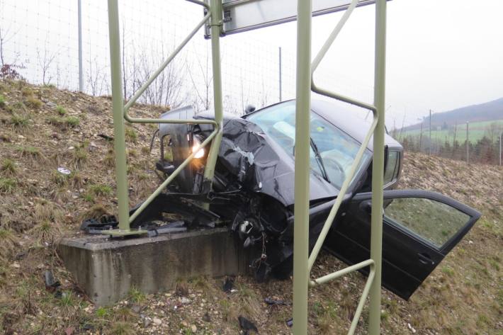 In Füllinsdorf BL krachte heute eine Fahrzeuglenkerin auf der A22 in einen Signalträger.