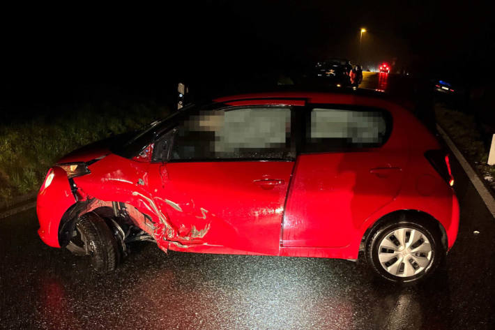 Seitliche Kollision zwischen zwei Autos – beide Fahrzeuglenker verletzt