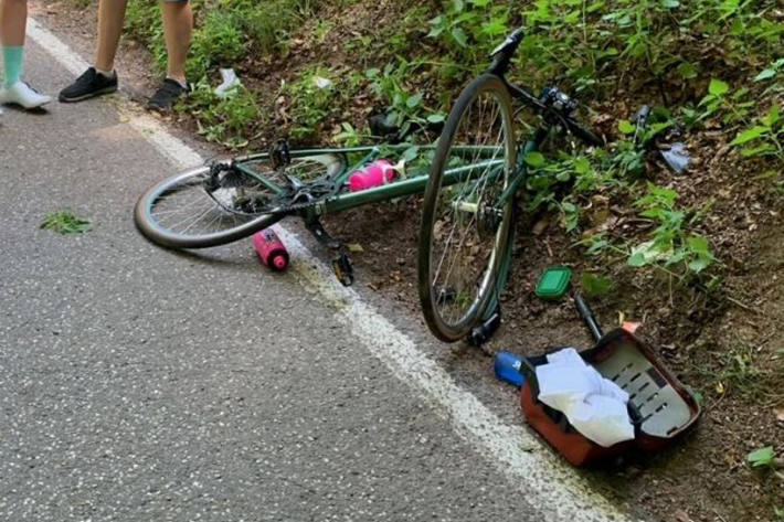 Der Radfahrer wurde beim Sturz verletzt.