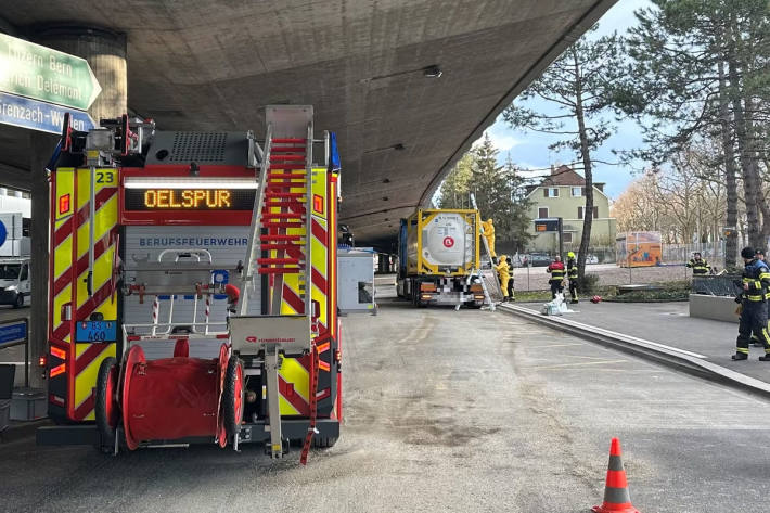 Zur Reinigung der Fahrbahn und des Wechselcontainers wurde die Berufsfeuerwehr der Rettung Basel-Stadt beigezogen.