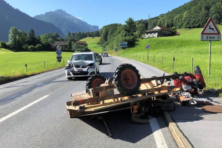 Beim Verkehrsunfall in Glarus verletzte sich der Fahrer des Motoreinachsers.