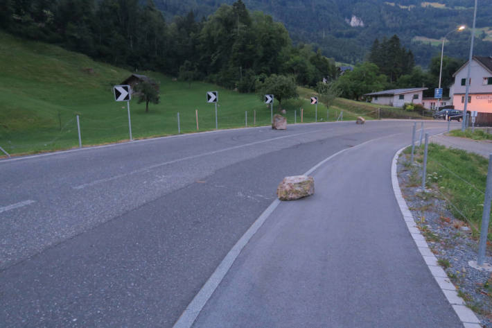 Felssturz auf Kerenzerstrasse in Mollis