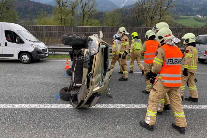 Feuerwehr Aufgabe bestand darin, die Unfallstelle abzusichern und das Fahrzeug am Pannenstreifen für den Abschleppdienst vorzubereiten