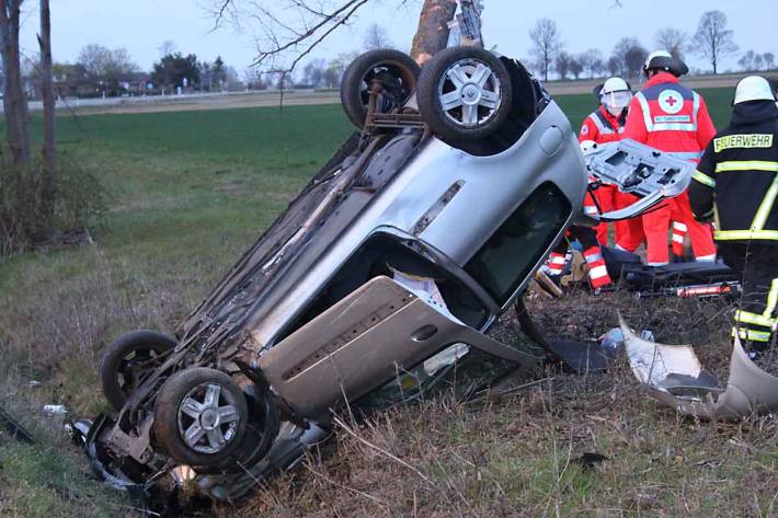 In Höhe der Ortslage Froitzheim geriet die Frau nach rechts von der Fahrbahn ab, fuhr mehrere Meter durch den Grünstreifen bevor sie sich mehrfach überschlug und auf dem Dach liegen blieb