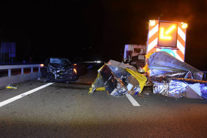 Auto rammt Prellbock-Anhänger auf der A13 bei Trübbach