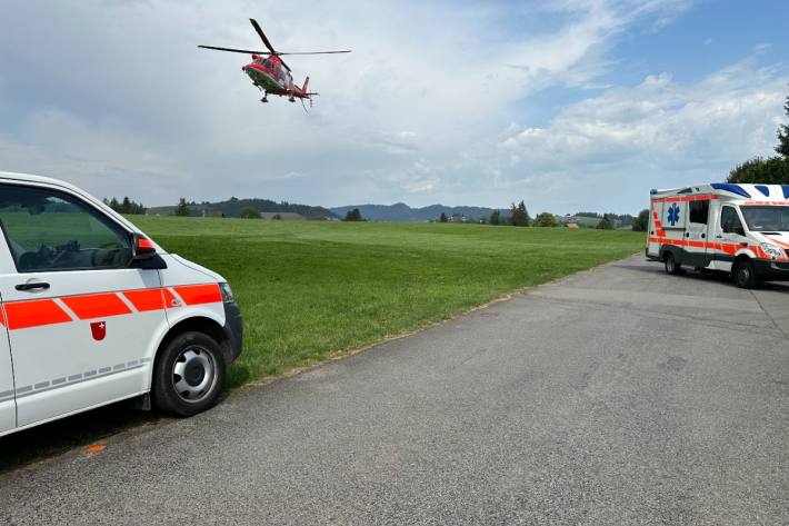 Der Verletzte wurde mit der REGA in ein ausserkantonales Spital geflogen.