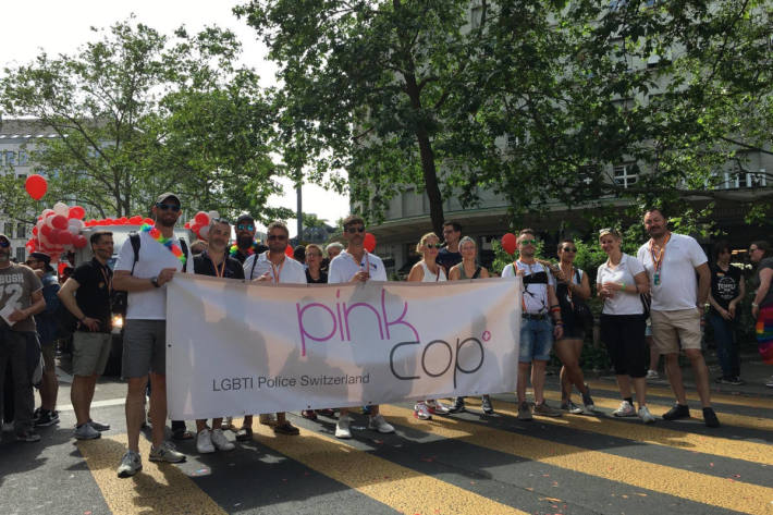 Auch Polizisten von Pinkcop waren als Teilnehmer beim 25. Zurich Pride Festival