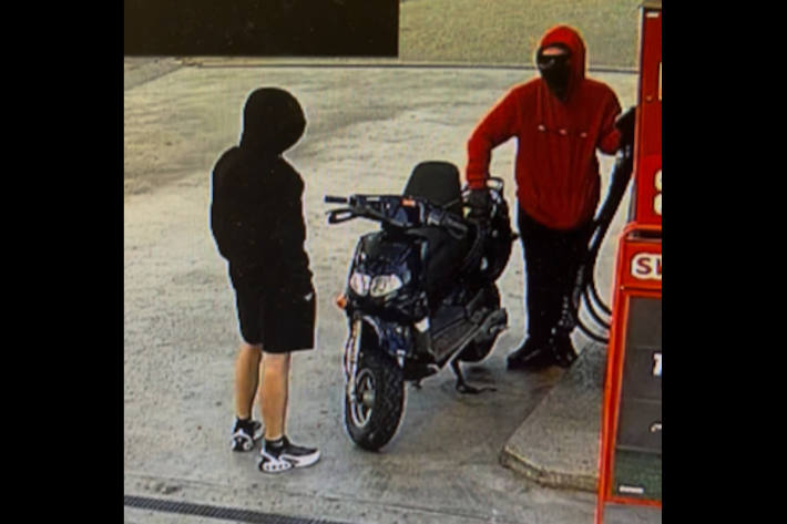 Vor dem Überfall tankten die beiden vermummten Jugendlichen ihre Aprillia.