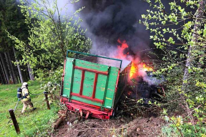 Traktorbrand und -absturz in Aschau