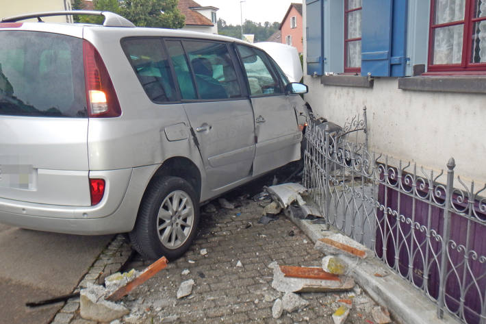 Das stark beschädigte Auto musste für den Abtransport mittels Kran auf ein Abschleppfahrzeug gehievt werden