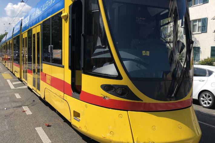 In Reinach BL übersah ein Auto ein tram.