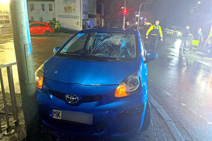 Der 55-Jährige fuhr mit seinem Toyota in zwei Fussgänger und verletzte sie schwer.