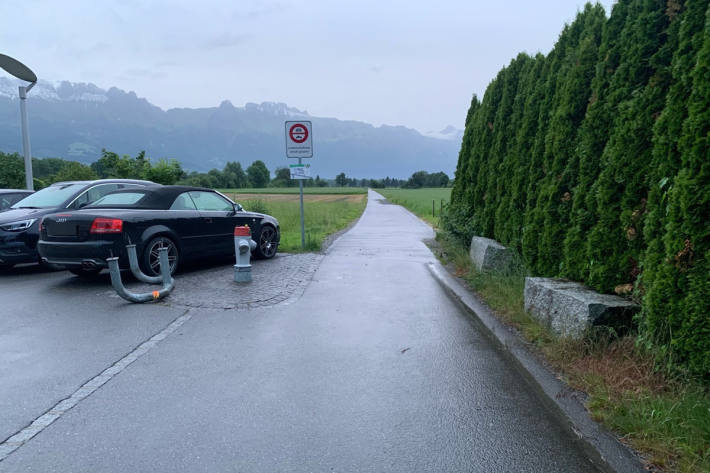 Schutzzaun des Hydranten aus der Verankerung gehoben